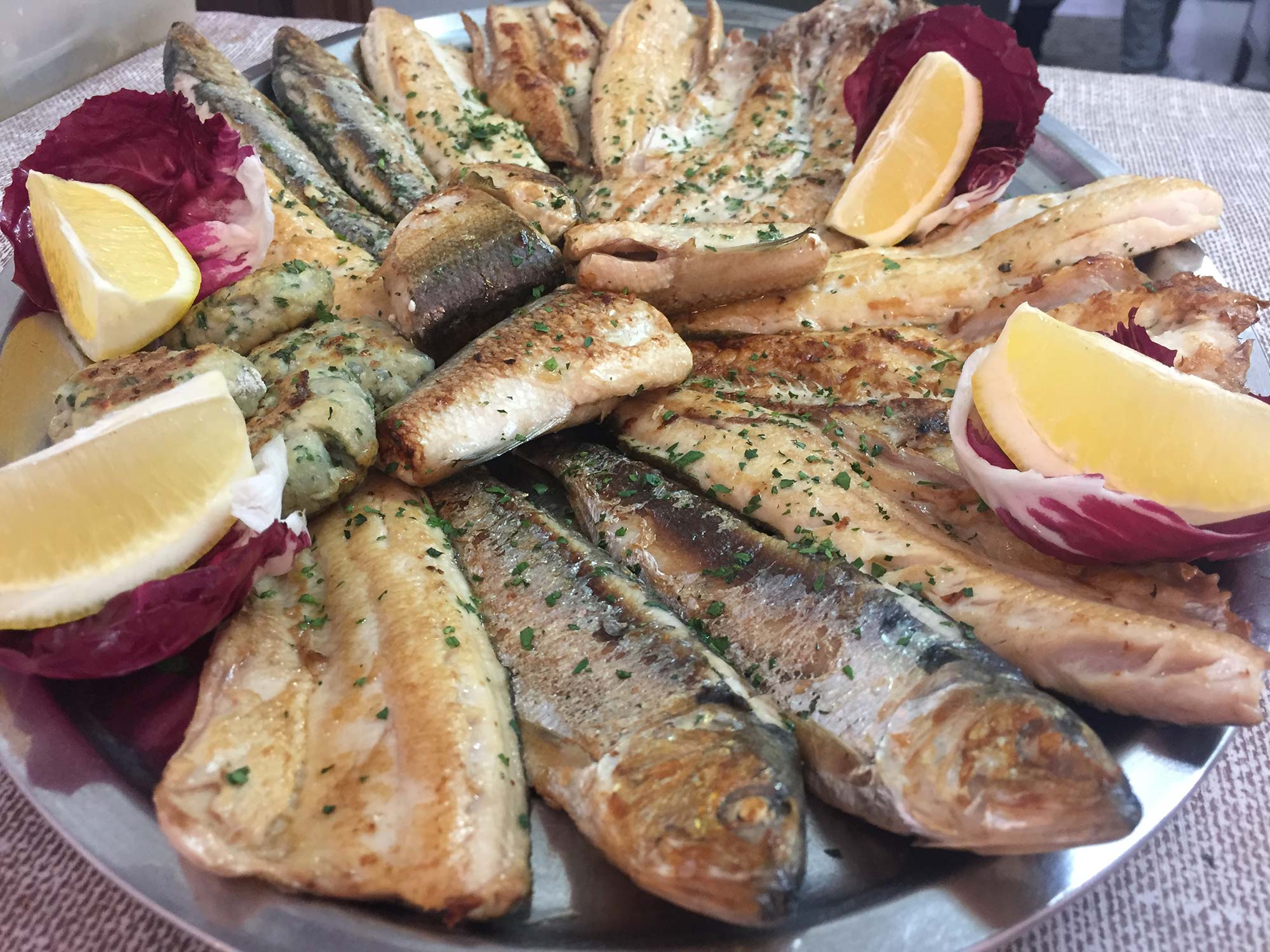 Una grigliata mista di pesce di lago