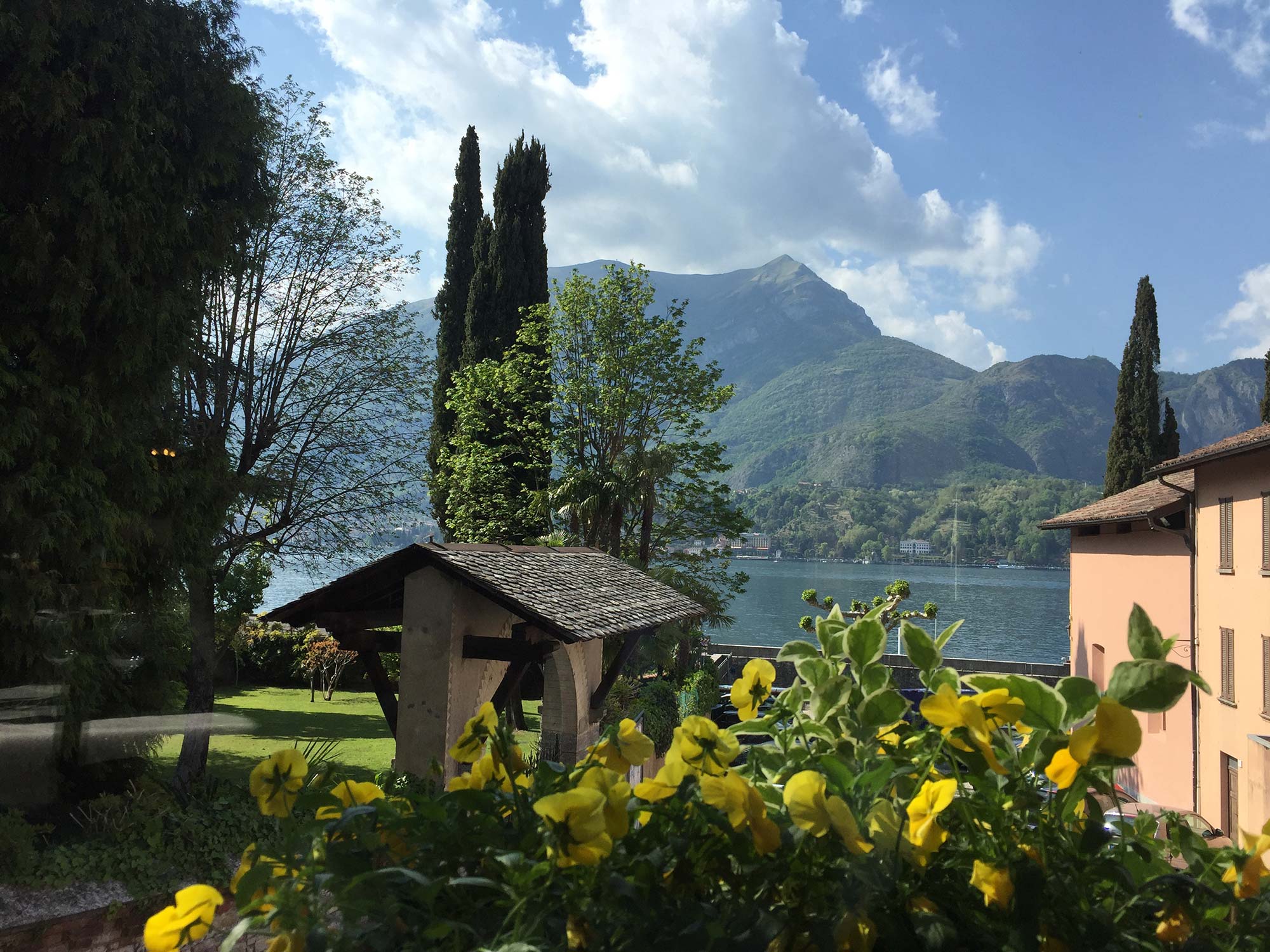 Il lago visto dal parco verde dietro la casa