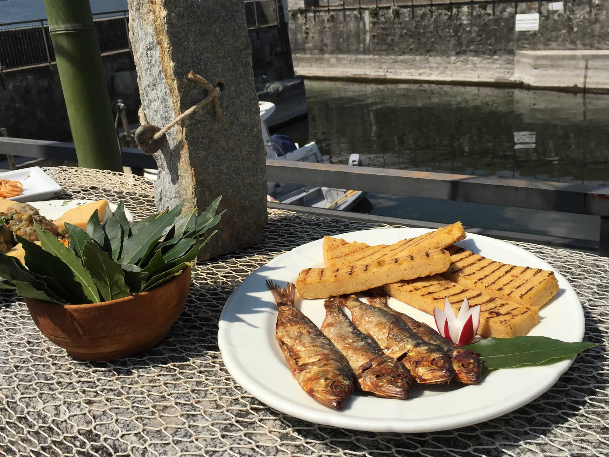 Missoltini con polenta alla griglia al porticciolo
