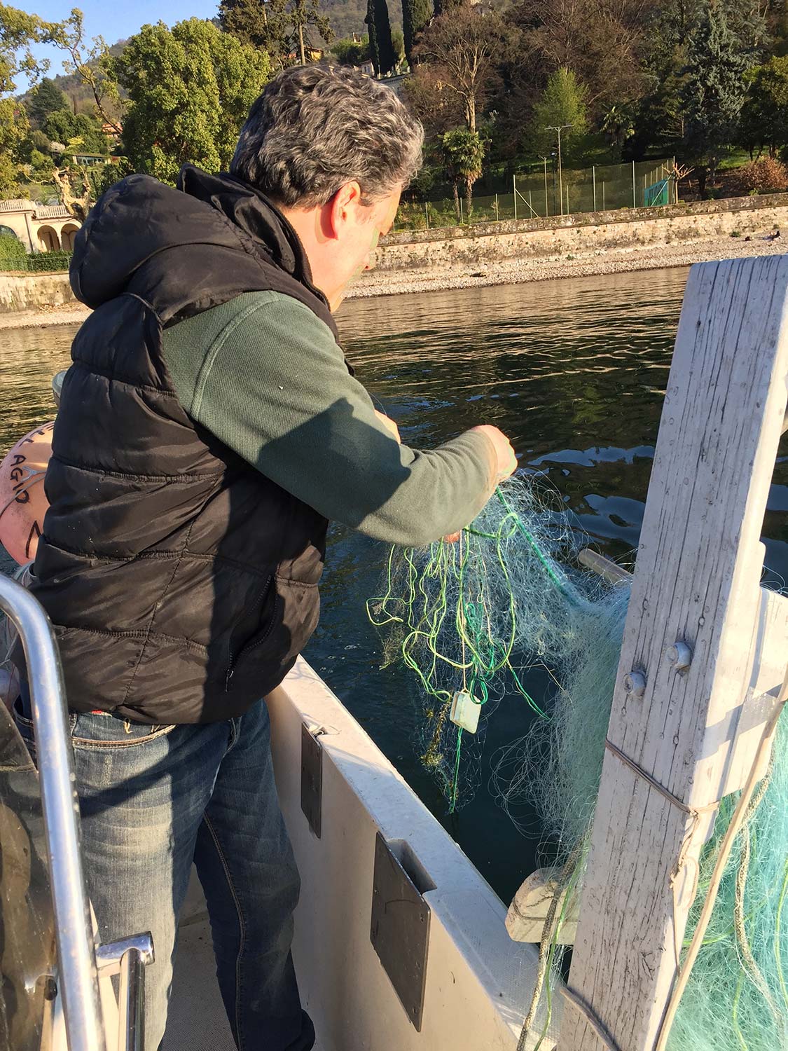 Alessandro recupera le reti sul lago